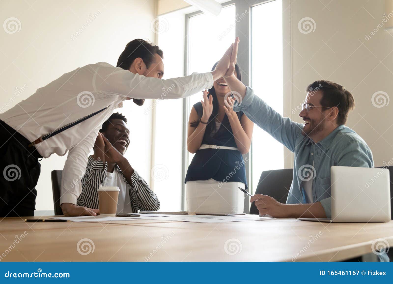 Sucesso Pessoas de negócios dando uns aos outros high-five e