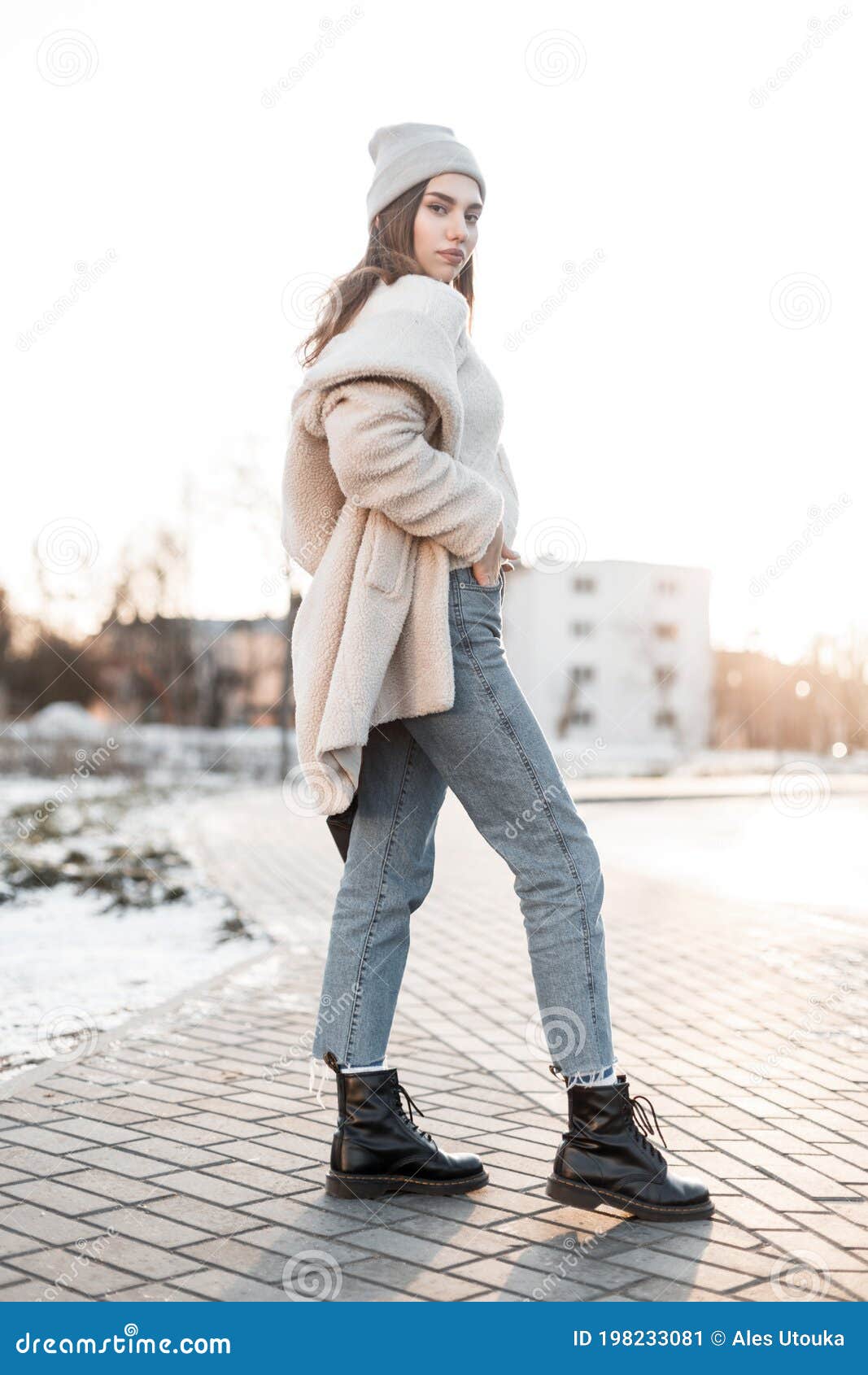 Jovens Modelos De Uma Mulher Europeia Elegante Em Roupas E Sapatos Sazonais  Quentes E Quentes Desfrutam De Um Pôr Do Sol Brilhant Imagem de Stock -  Imagem de caucasiano, moderno: 198233081