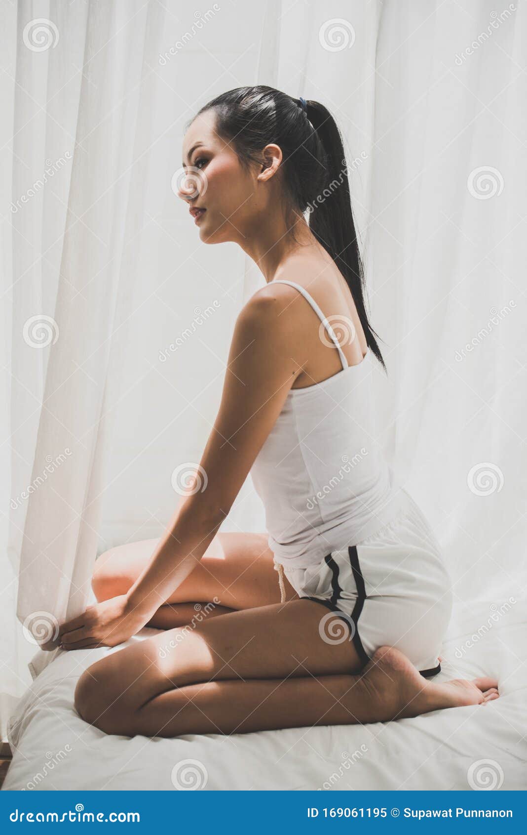Mulher Renascentista Deitada Na Antiga Cama De Copia Foto de Stock - Imagem de velho, multa: 246911866
