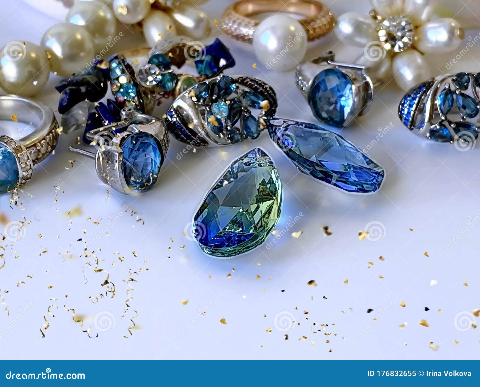 De Moda Gema De Cristal Oro De Piedra Azul De Plata Anillos De Perlas Blancas Aretes Aretes De Cristal Azul Esmeralda Imagen de - Imagen de pendientes, vistazo: