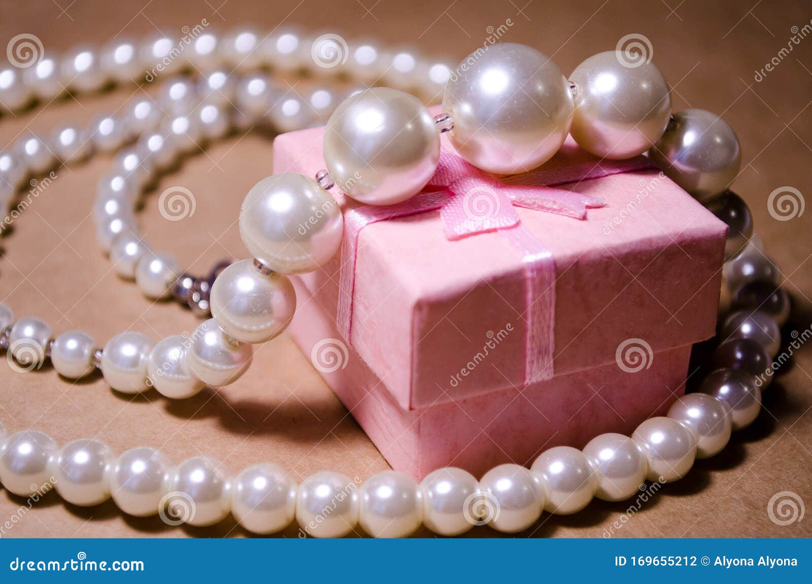 Joyas De Perlas De Lujo Una Caja Rosa Perlas Blancas De Nieve Bijouterie Joyería Perlas Joyas La Mujer Foto de archivo - Imagen de perlas, nieve: 169655212