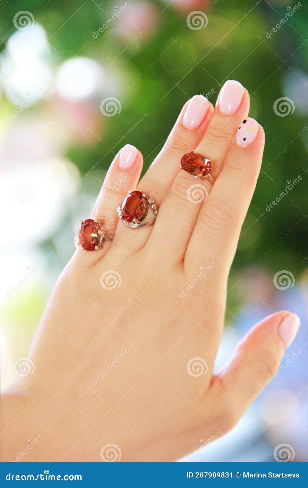 preferir pasar por alto desconocido Joyas Para Mujer Anillos De Oro Y Plata Con Piedras Preciosas. Imagen de archivo - Imagen de decorativo, lujo: 207909831 preferir pasar por alto desconocido Joyas Para Mujer Anillos De Oro Y Plata Con Piedras Preciosas. Imagen de archivo - Imagen de decorativo, lujo: 207909831