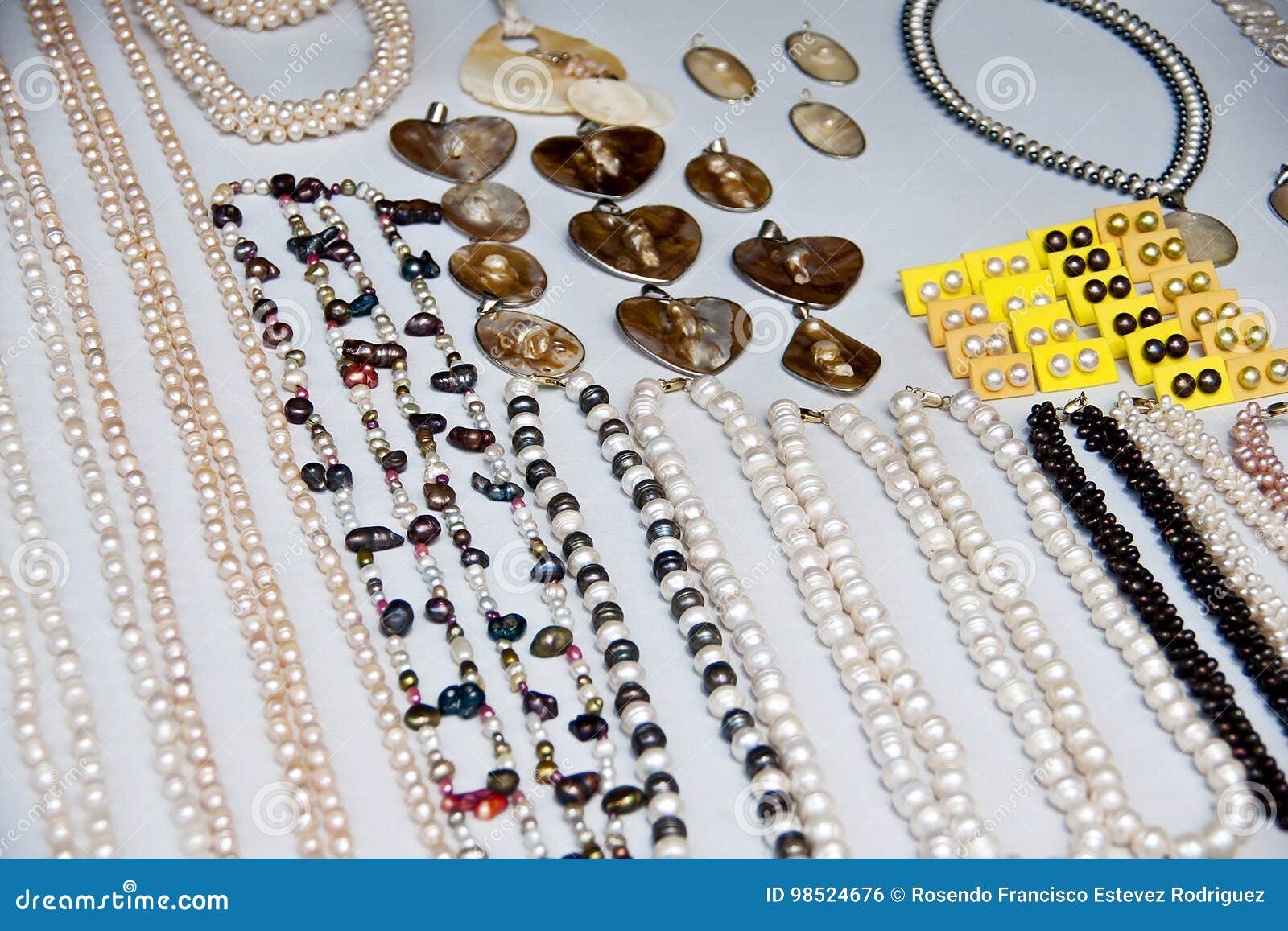 Joyería Las Perlas Naturales Foto - Imagen de aguja, pulsera: 98524676