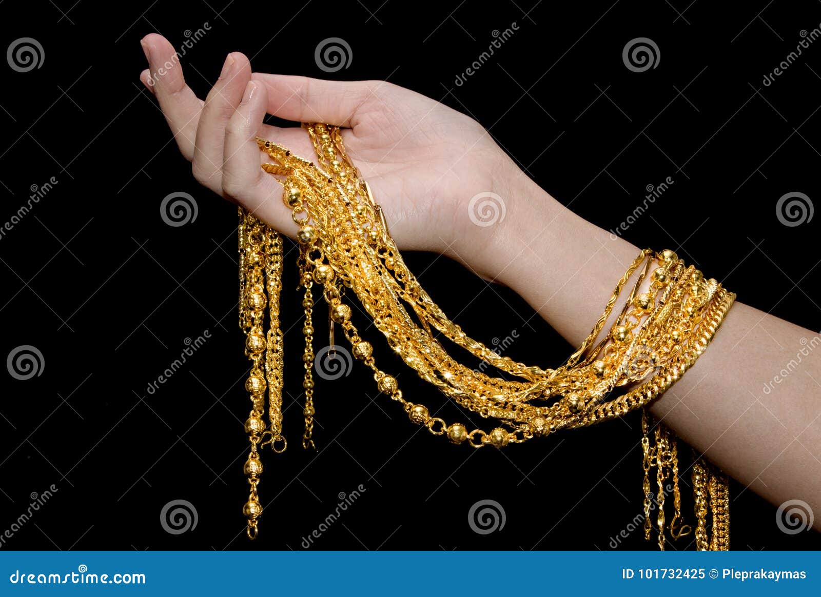 Joyería Del Oro Del Cordón Del Cuello Del En Manos Del ` S De La Mujer Imagen de archivo - Imagen de mujer, lujo: 101732425