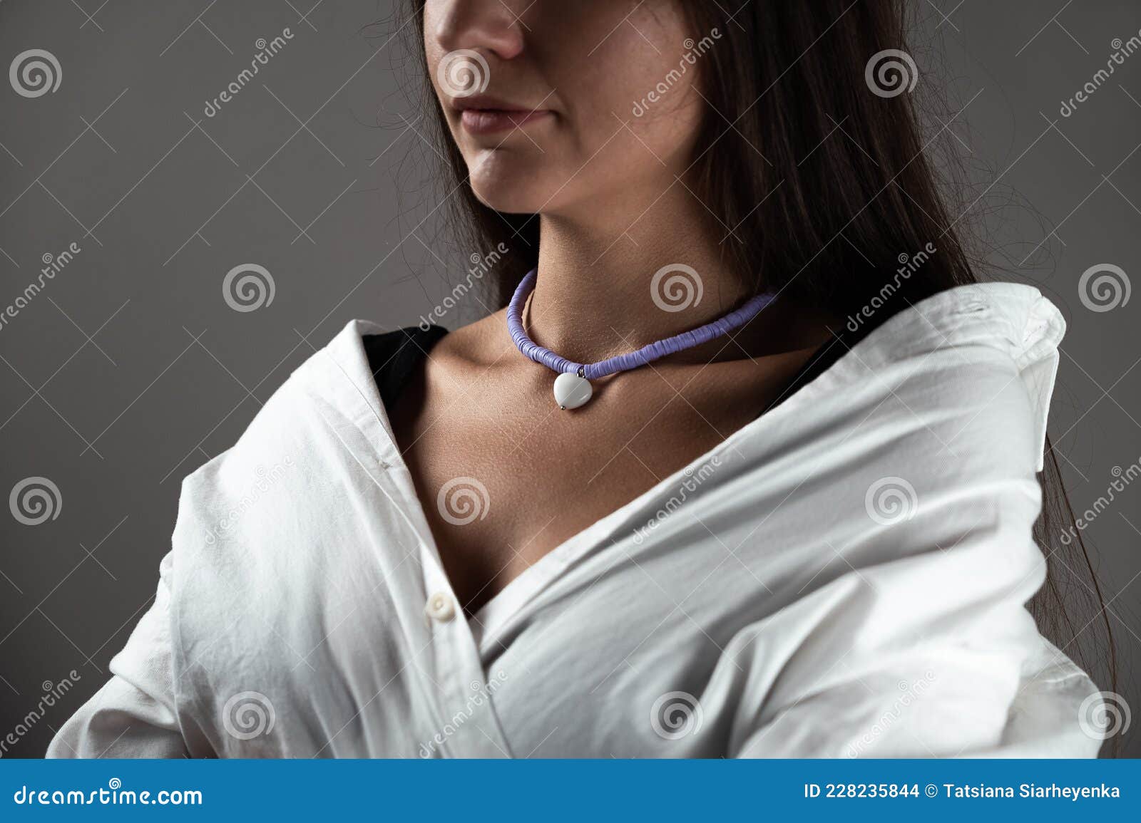 Joyería. Joven Mujer Que Muestra Un Collar Elegante Con Una Vista Recortada En Forma De Foto de archivo - Imagen de profesional, preciosamente: 228235844