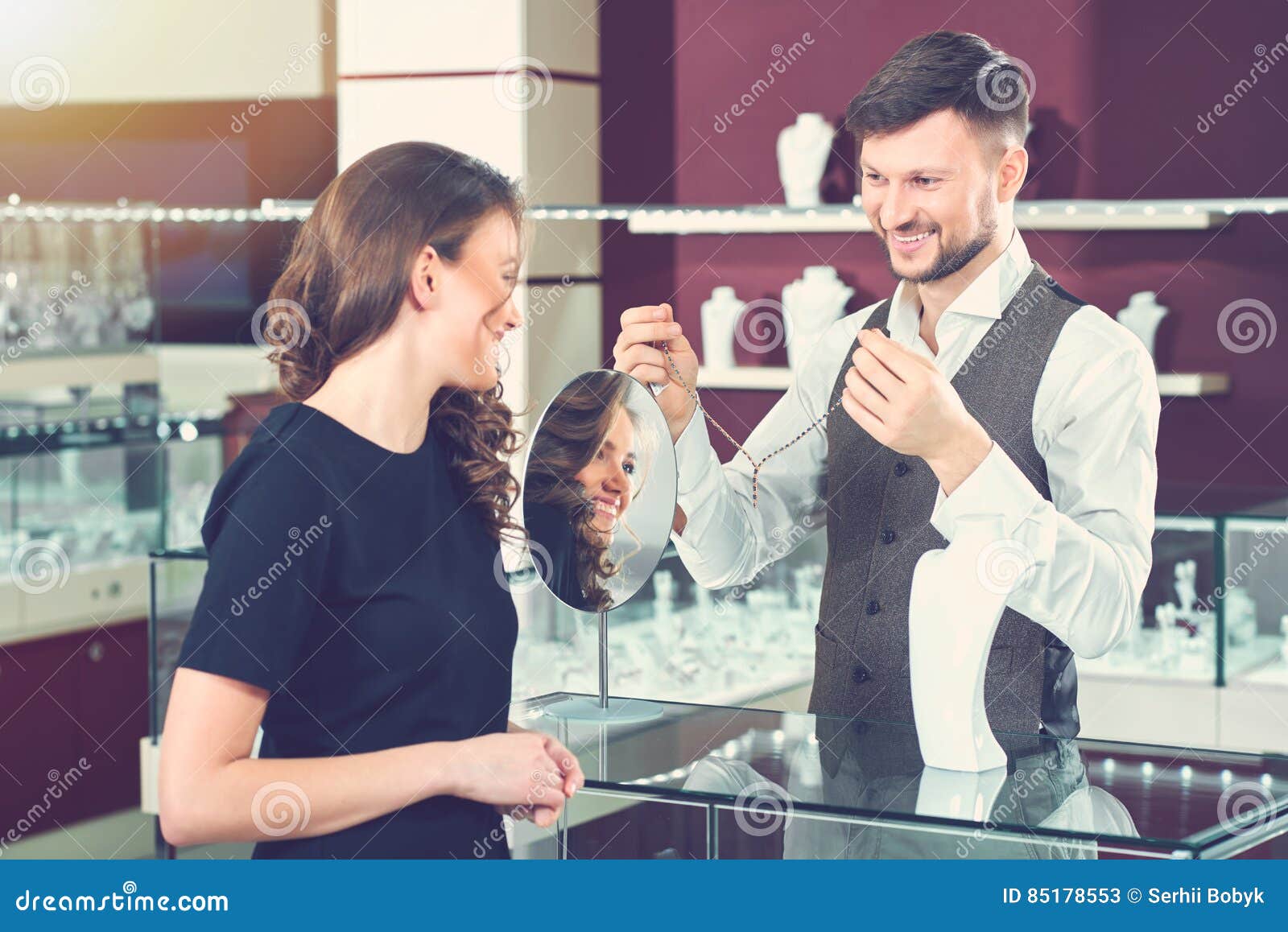 Joyero Que Muestra El Collar De Oro Para El Comprador En La Tienda Imagen  de archivo - Imagen de feliz, consumidores: 85178553