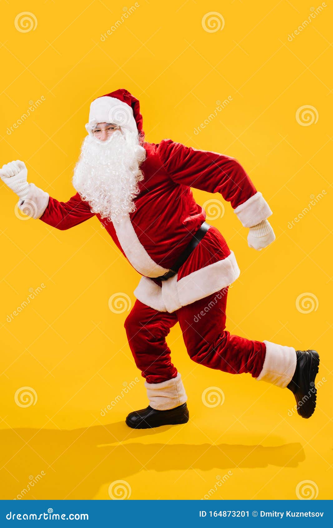 Joyeuse Danse Du Père Noël En Train De Faire Une Version D'un Homme Qui Se  Déplace Image stock - Image du bonheur, fictif: 164873201