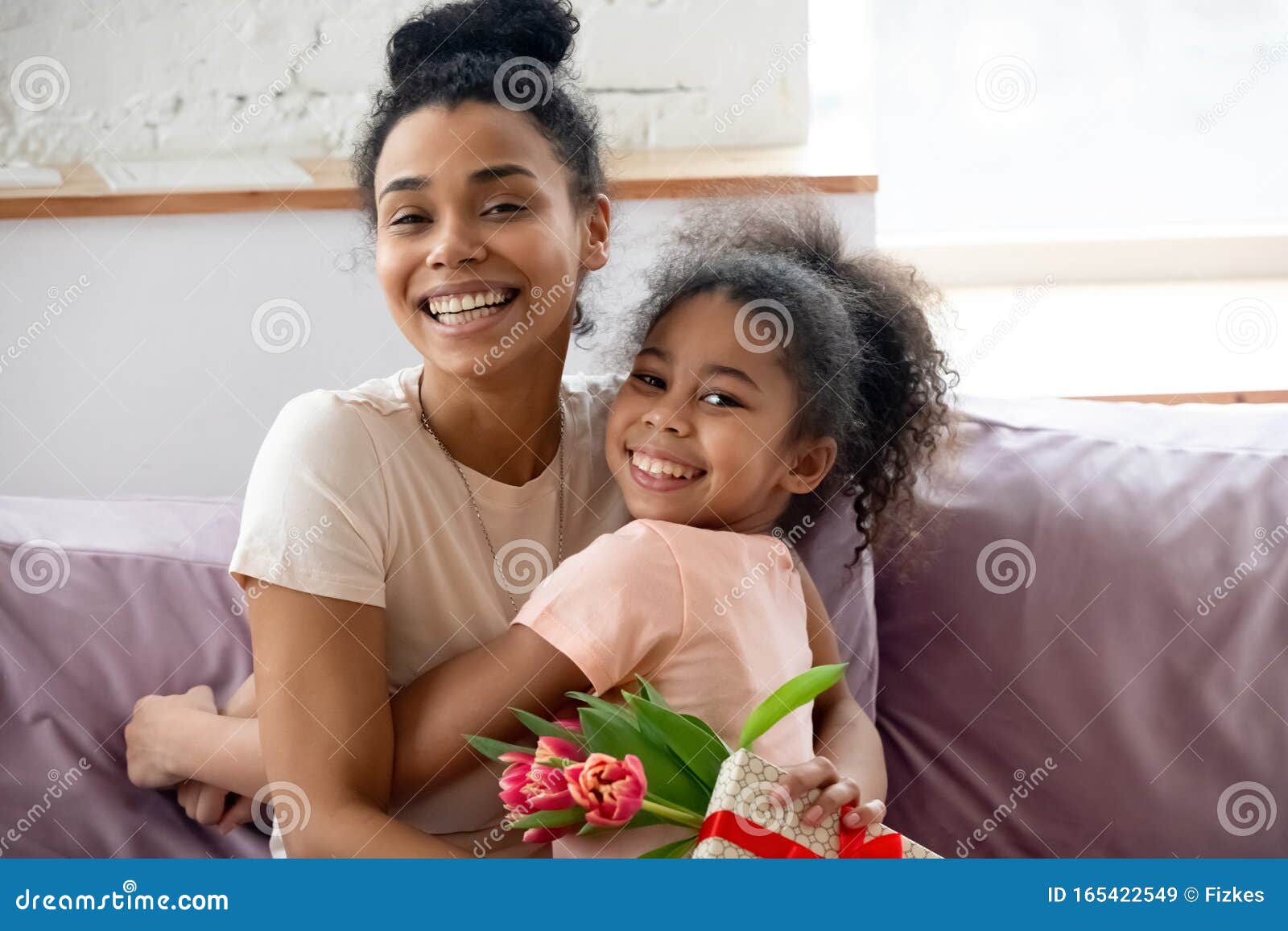 Joyeuse Maman Et Fille Afro Americaine Enlacee Celebrant Son Anniversaire Image Stock Image Du Famille Mere Joyeuse Maman Et Fille Afro Americaine Enlacee Celebrant Son Anniversaire Image Stock Image Du Famille Mere