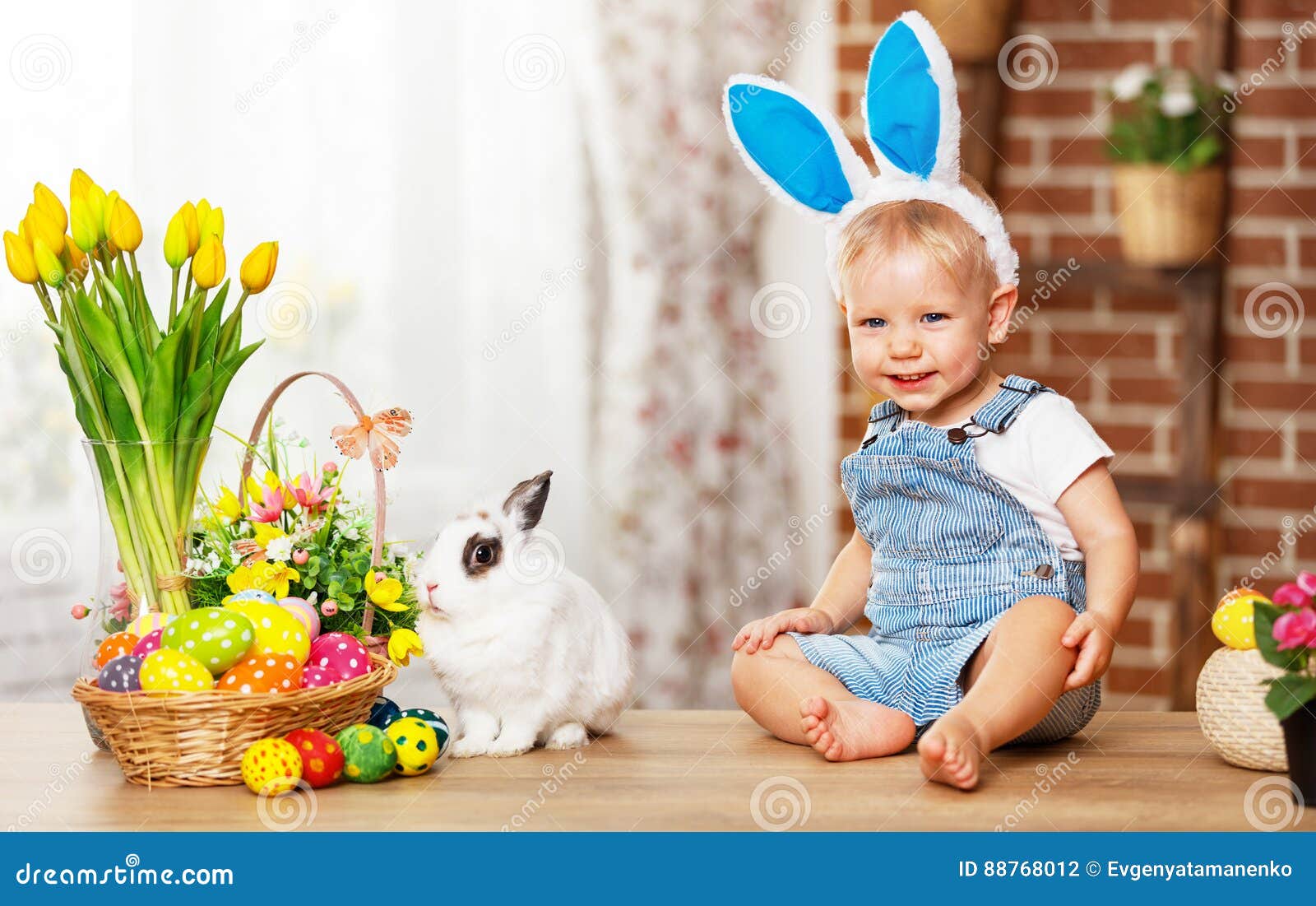 Joyeuses Paques Bebe Garcon Drole Heureux Jouant Avec Le Lapin Photo Stock Image Du Mignon Maison Joyeuses Paques Bebe Garcon Drole Heureux Jouant Avec Le Lapin Photo Stock Image Du Mignon Maison