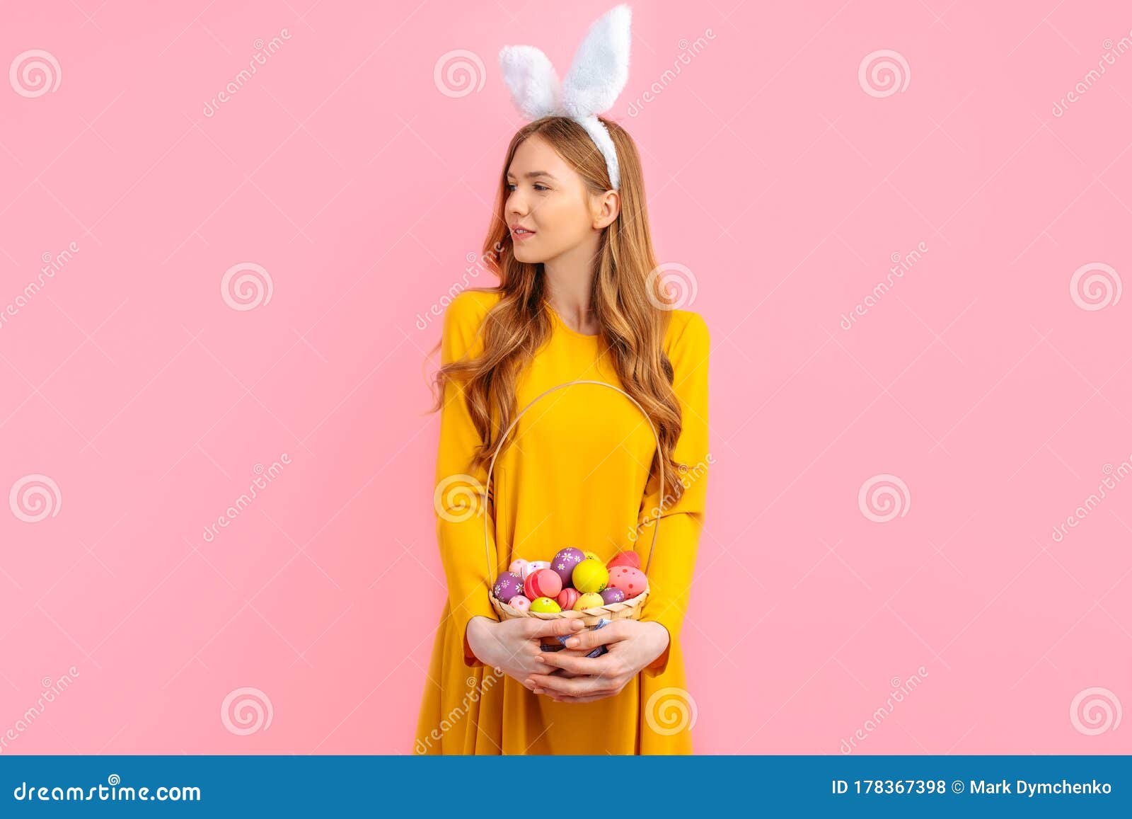 Une Fille Heureuse Portant Des Oreilles De Lapin De Pâques Tient