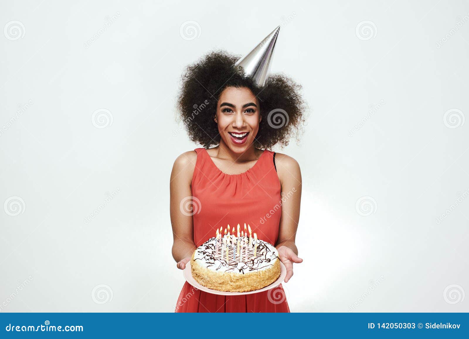 Joyeux Anniversaire A Moi Les Femmes Afro Americaines Mignonnes Avec Les Cheveux Boucles Dans Le Chapeau De Partie Tient Le Gat Image Stock Image Du Tient Femmes Joyeux Anniversaire A Moi Les Femmes Afro Americaines Mignonnes Avec Les Cheveux Boucles Dans Le Chapeau De Partie Tient Le Gat Image Stock Image Du Tient Femmes