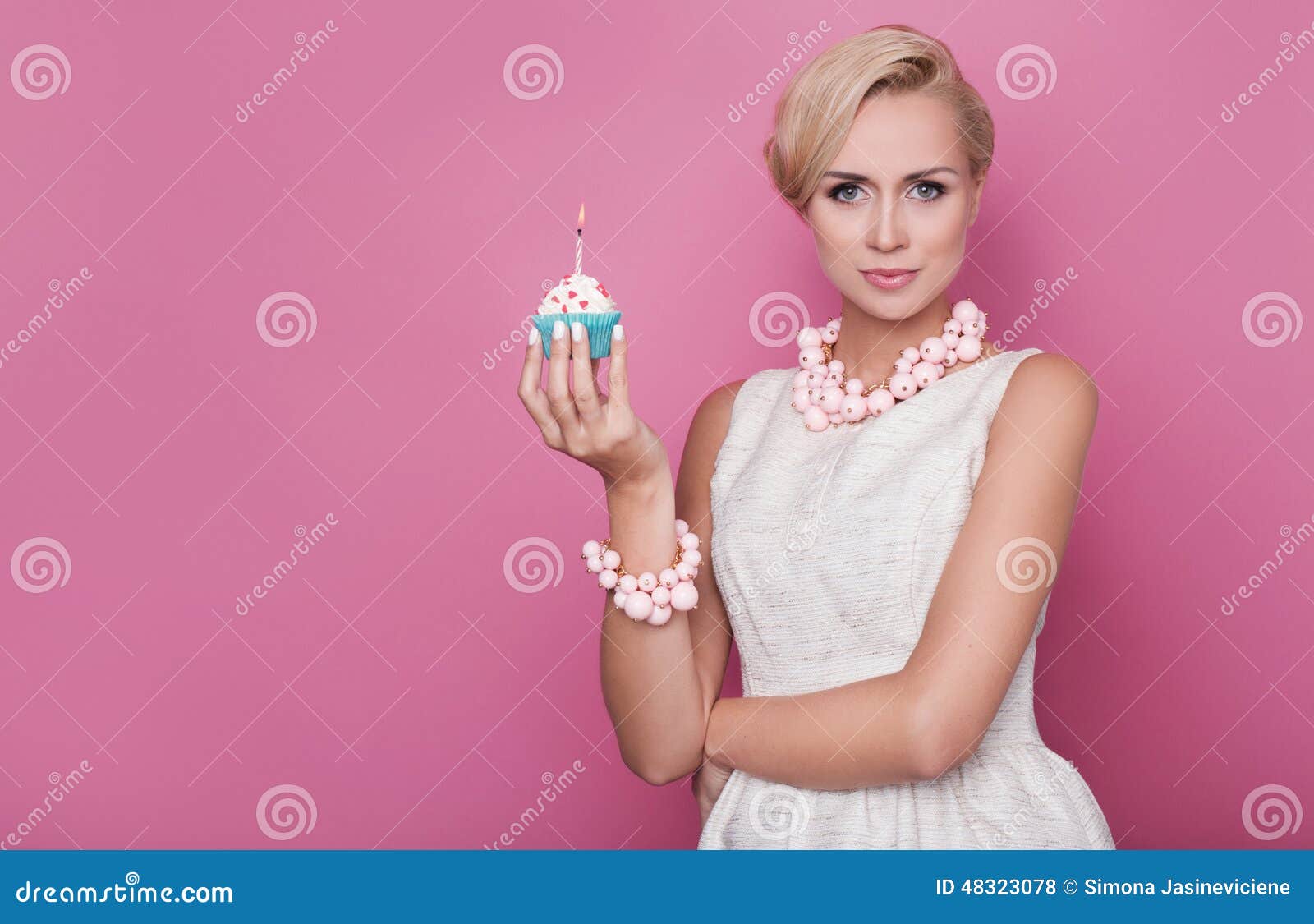 Joyeux Anniversaire Belles Jeunes Femmes Tenant Le Petit Gateau Avec La Bougie Coloree Photo Stock Image Du Avec Bougie Joyeux Anniversaire Belles Jeunes Femmes Tenant Le Petit Gateau Avec La Bougie Coloree Photo Stock Image Du Avec Bougie