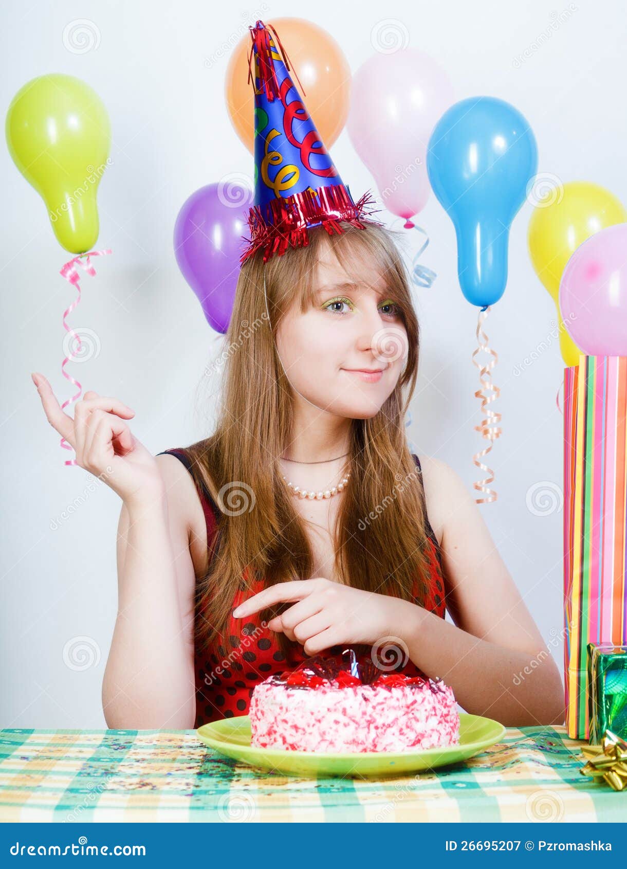 Joyeux Anniversaire Jeune Fille Attirante Avec Le Gateau Image Stock Image Du Joyeux Expression Joyeux Anniversaire Jeune Fille Attirante Avec Le Gateau Image Stock Image Du Joyeux Expression