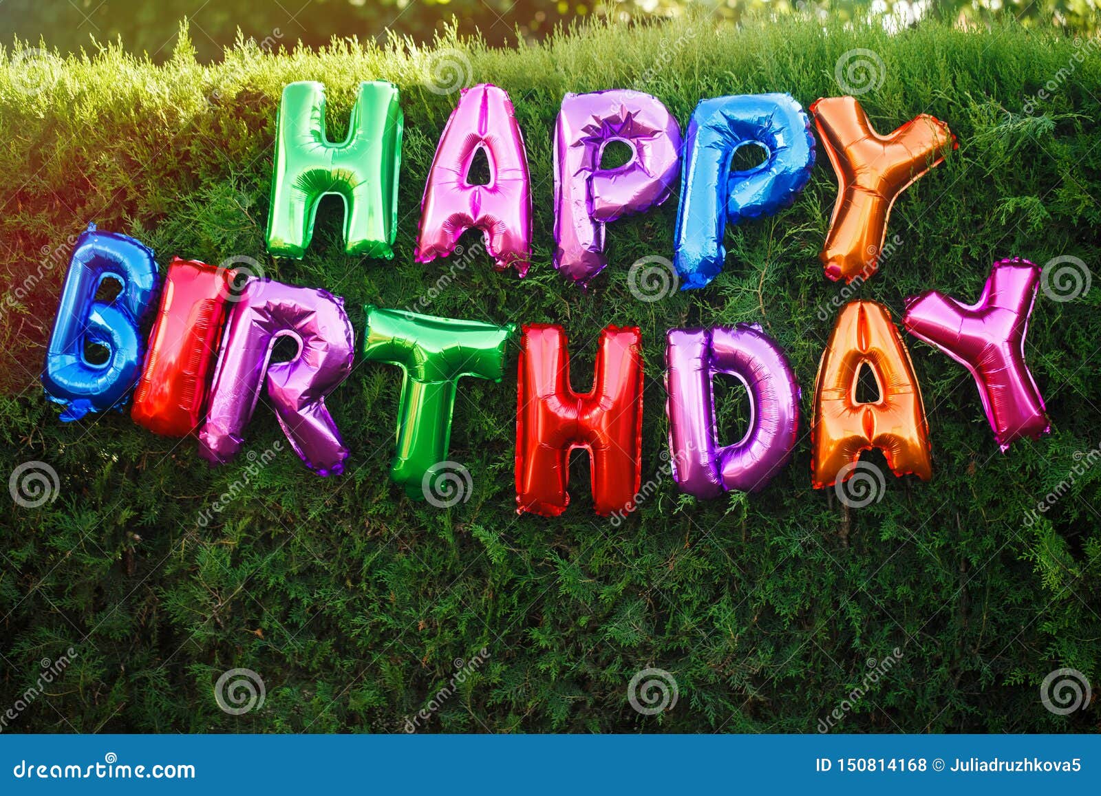 Joyeux Anniversaire L Inscription Des Ballons Colores Decoration A Une Reception En Plein Air Joyeuse Sur Le Fond D Une Haie V Photo Stock Image Du Celebrez Souffle Joyeux Anniversaire L Inscription Des Ballons Colores Decoration A Une Reception En Plein Air Joyeuse Sur Le Fond D Une Haie V Photo Stock Image Du Celebrez Souffle