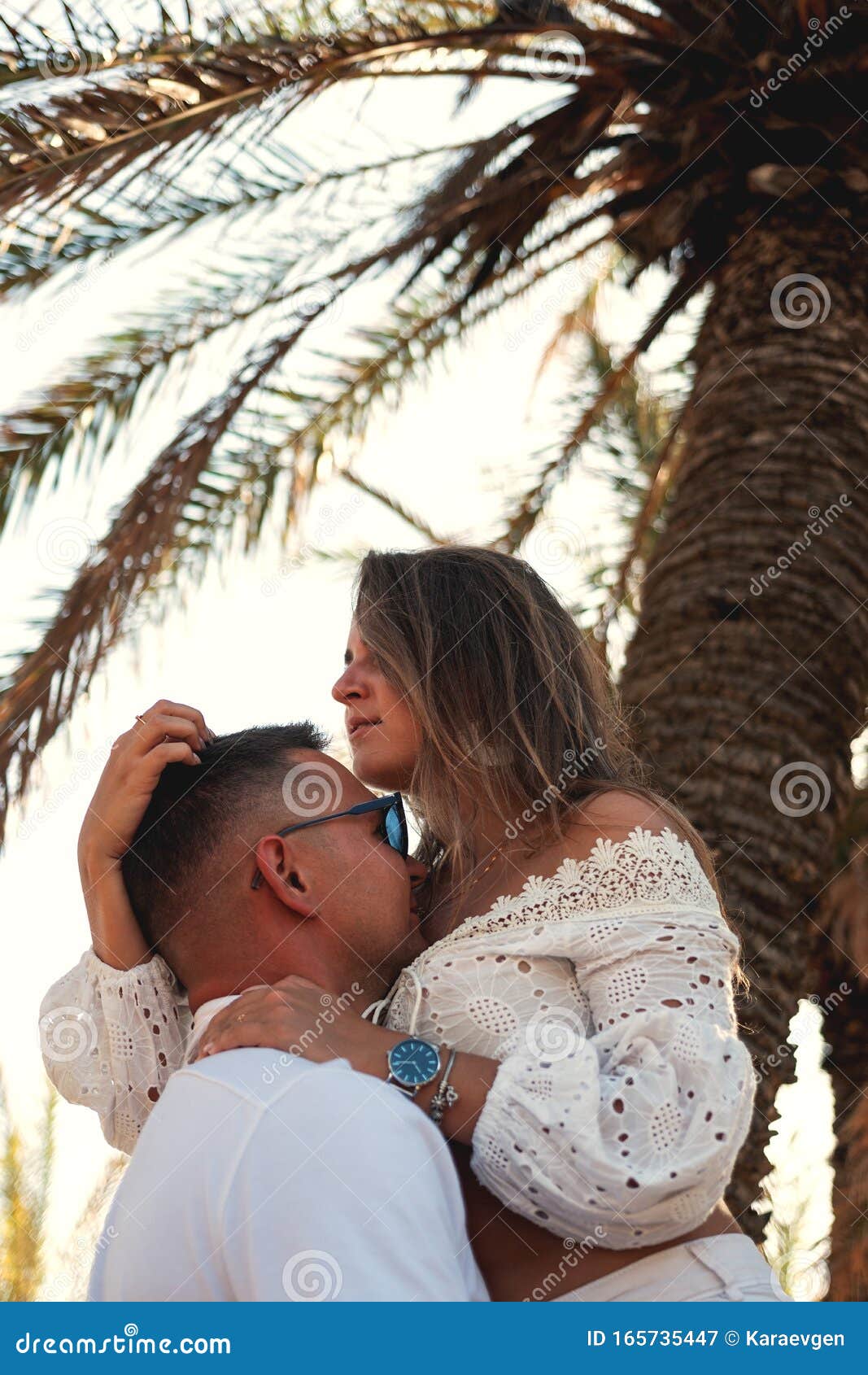 Joyeux Couple Amoureux Embrassant Une Plage Tropicale Sous Le Palmier Concept D Amour D Ete Image Stock Image Du Femelle Concept