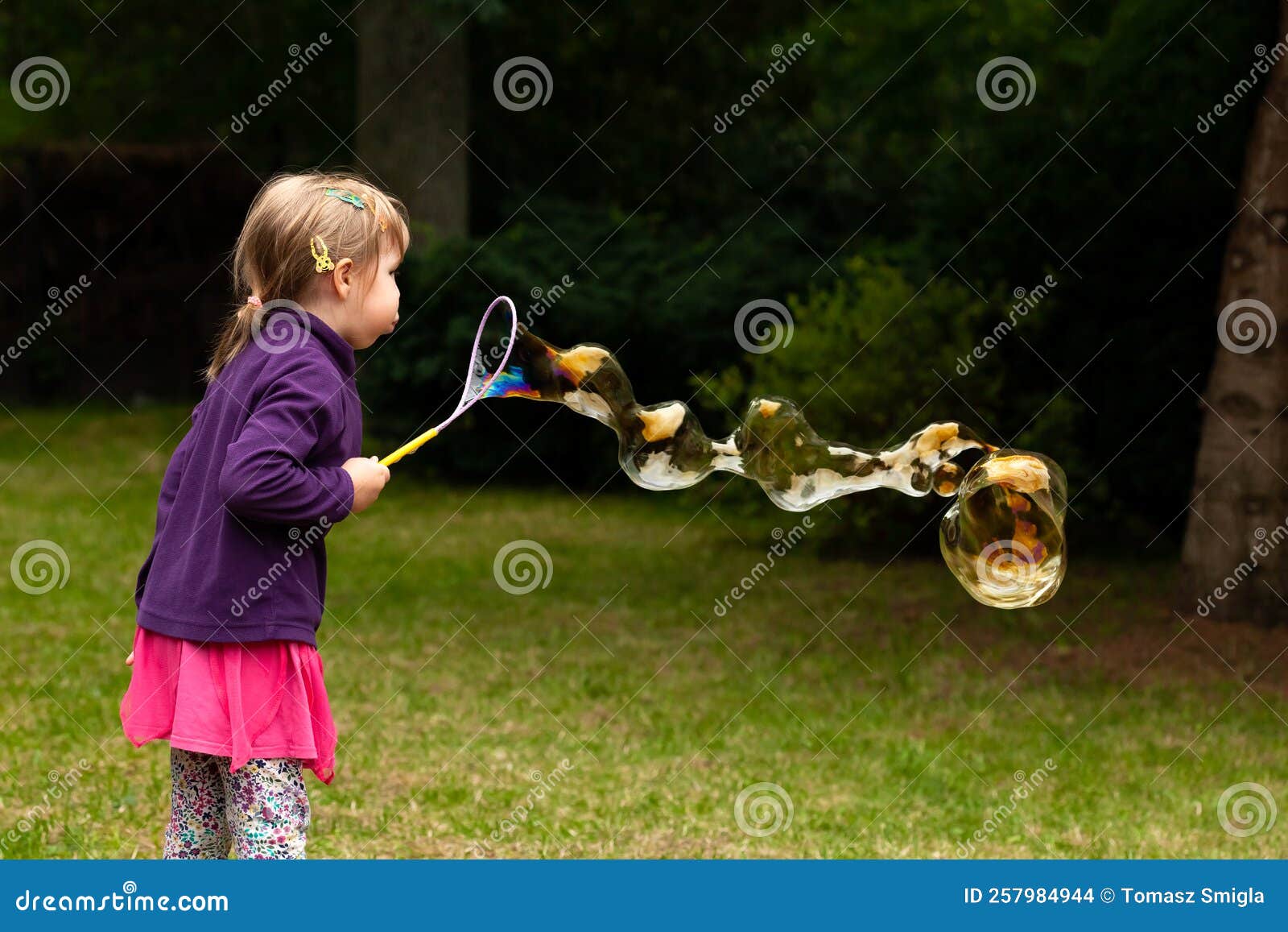 Joyeux Enfant D'âge Scolaire Soufflant D'énormes Bulles De Savon à