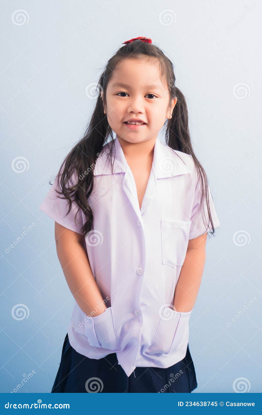 Joyeux Filles Mignonnes En Uniforme Médical Blanc Et Le Stéthoscope  Agissent Comme Un Médecin. Rêve D'enfant De Devenir Un Concept Image stock  - Image du acte, interne: 234638745