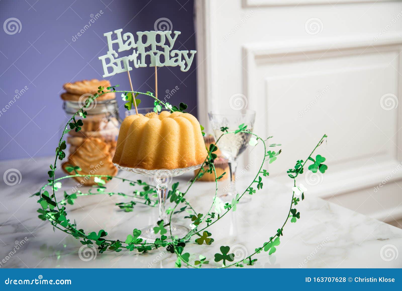 258 Gateau De Champagne Et D Anniversaire Photos Libres De Droits Et Gratuites De Dreamstime 258 Gateau De Champagne Et D Anniversaire Photos Libres De Droits Et Gratuites De Dreamstime