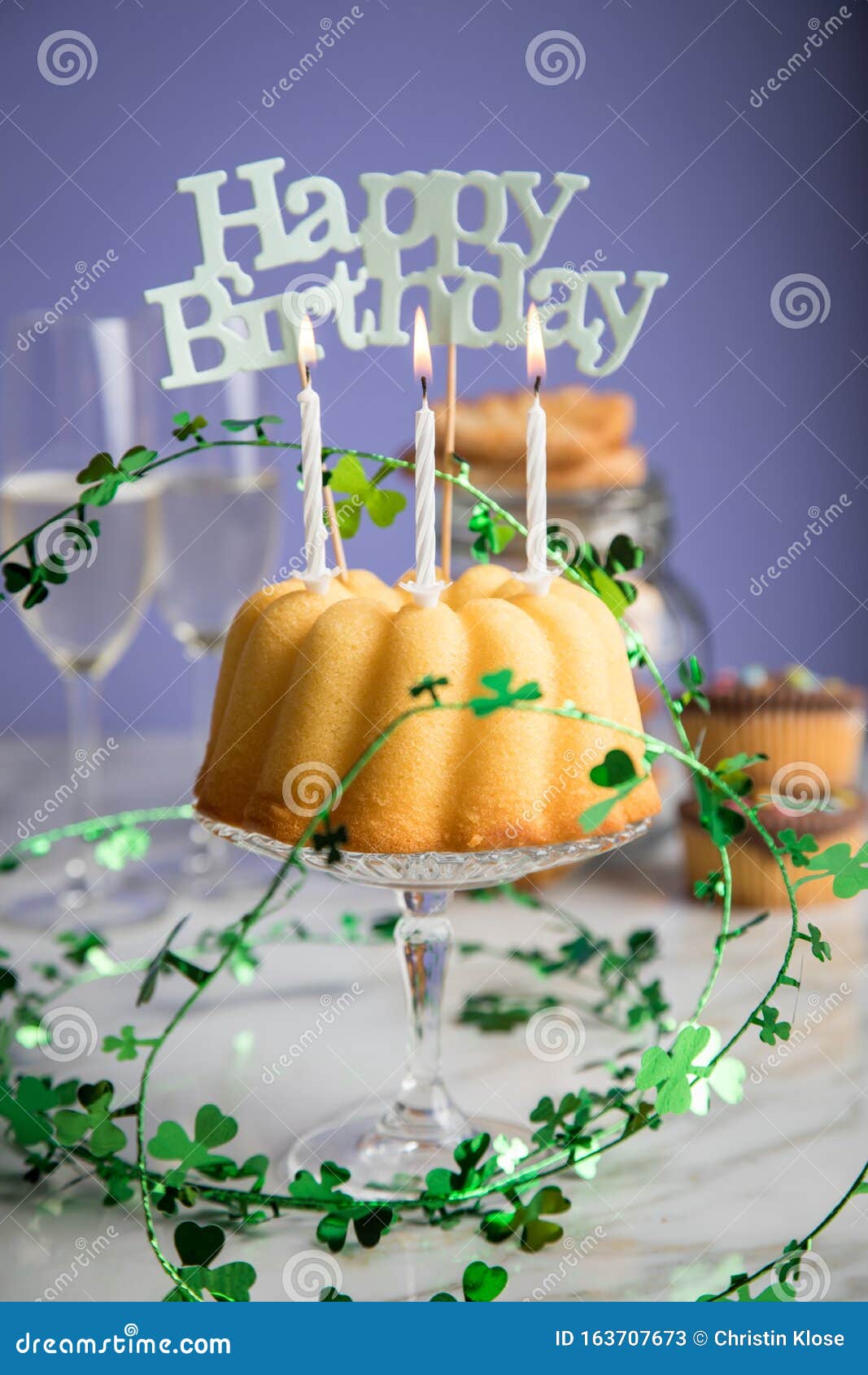 258 Gateau De Champagne Et D Anniversaire Photos Libres De Droits Et Gratuites De Dreamstime 258 Gateau De Champagne Et D Anniversaire Photos Libres De Droits Et Gratuites De Dreamstime
