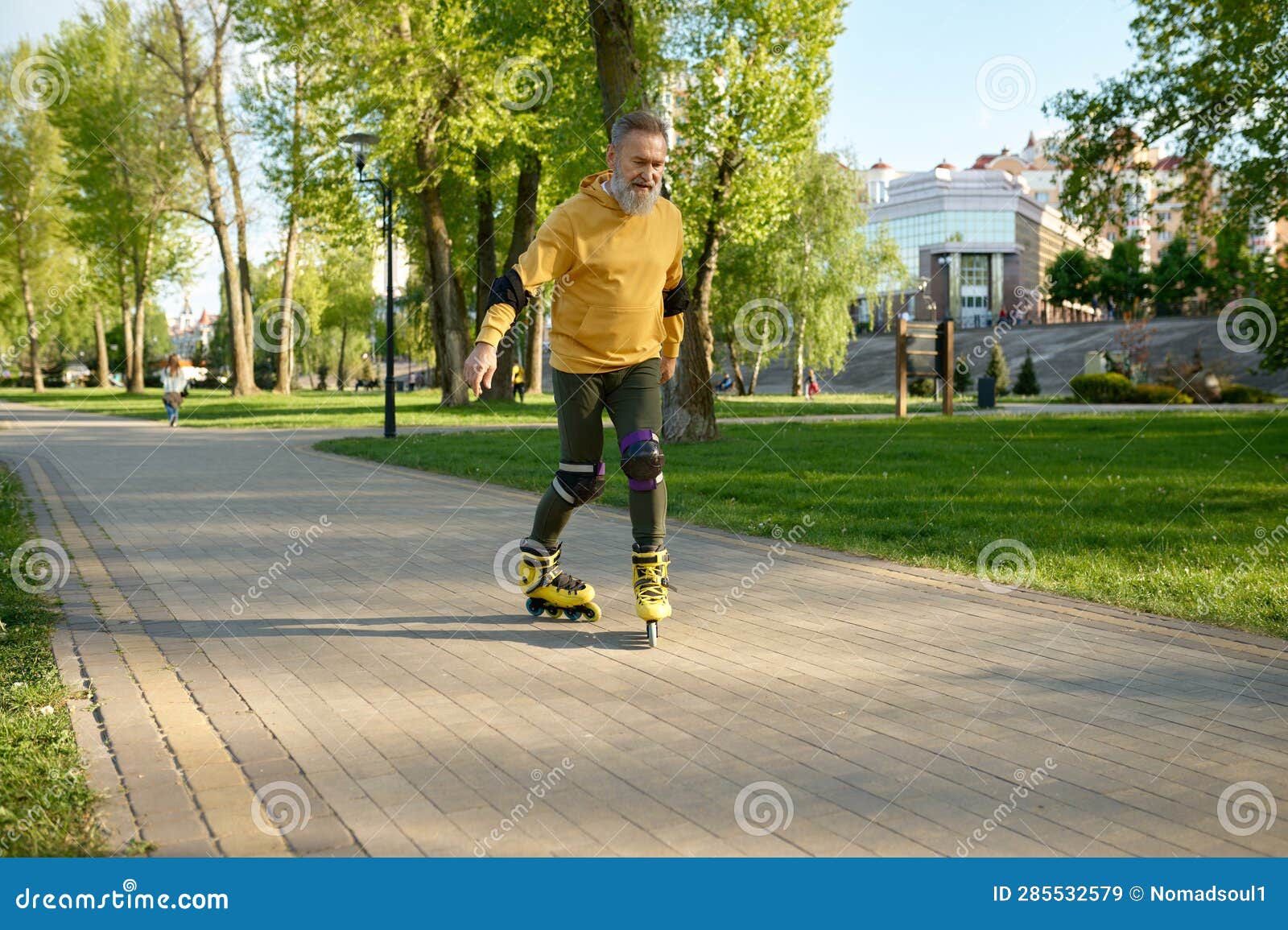 Joyeux Homme Patin à Roulettes Sur Chemin Dans Le Parc De La Ville Image  stock - Image du lifestyle, âgé: 285532579