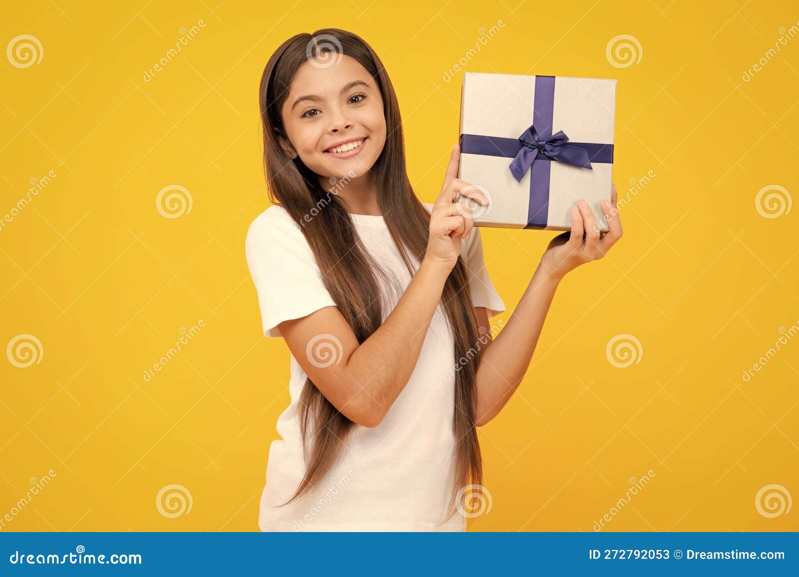 Enfant Adolescent Avec Boîte De Cadeau Adolescente Donnant Un Cadeau  D'anniversaire