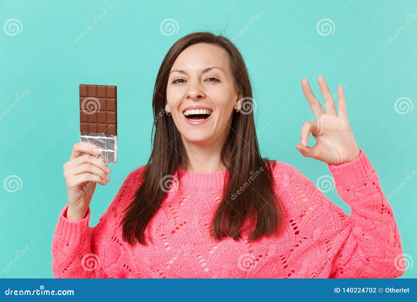 Дядя тянет руку в руке шоколадка. Девушка держит в руке батончик. Рука держит батончик. Девушка держит в руках шоколадку. Розовая шоколадка в руках.