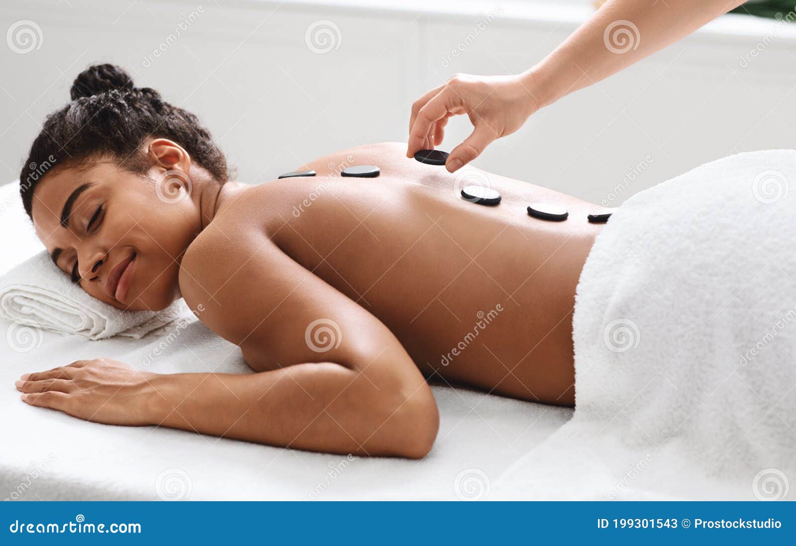 Joyful Zwarte Dame Hete Steen Massage Op Luxe Spa Stock Afbeelding - Image of huid: