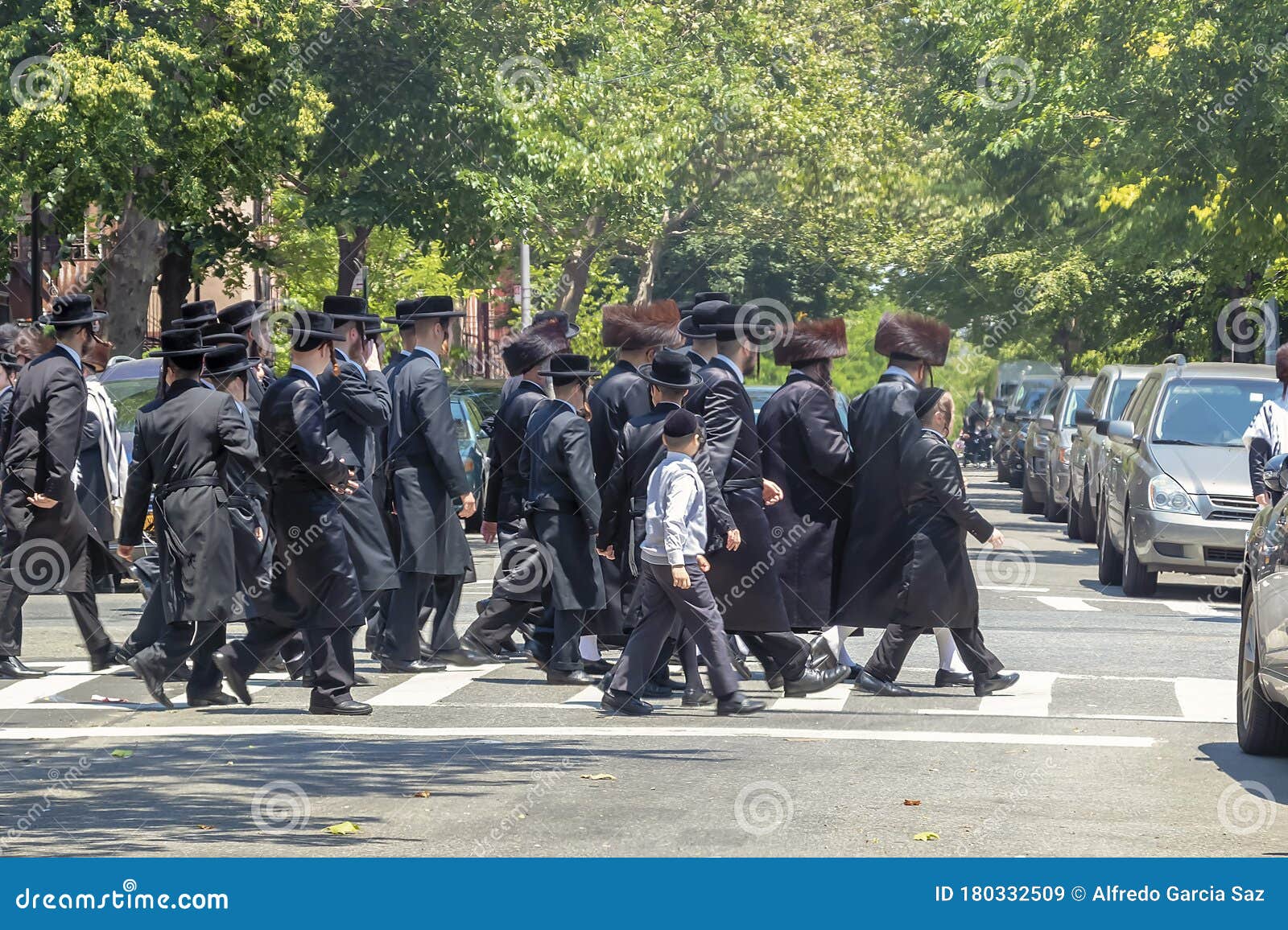 Judíos Ortodoxos Con Ropa Especial En Shabbat En Williamsburg Brooklyn New  York Imagen de archivo editorial - Imagen de moderno, gente: 180332509