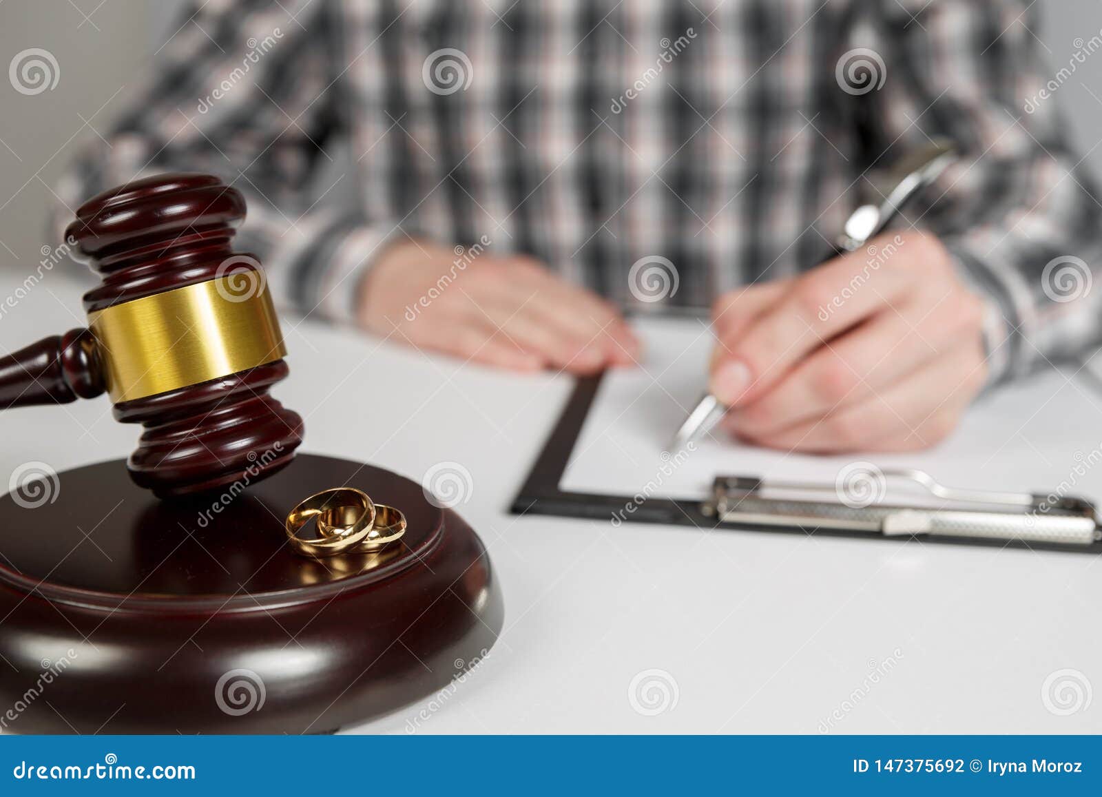 judge gavel deciding on marriage divorce