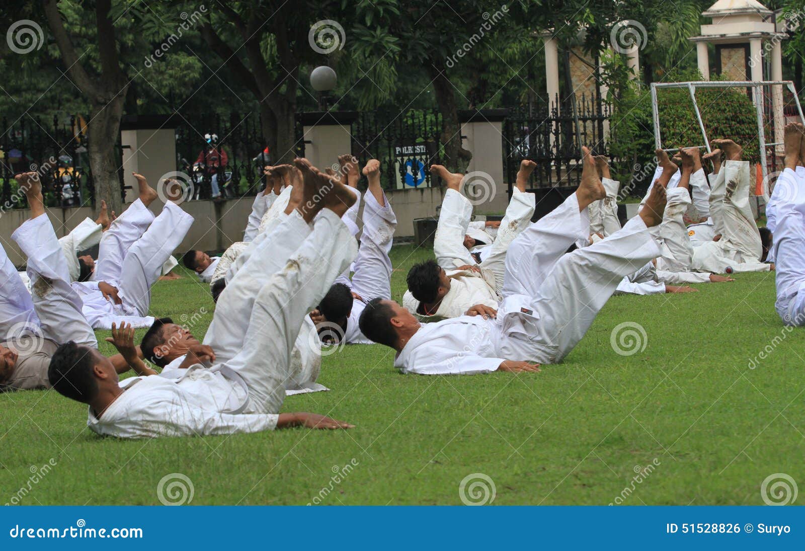 Limpie el judo practicante en la ciudad de Java a solas, central, Indonesia