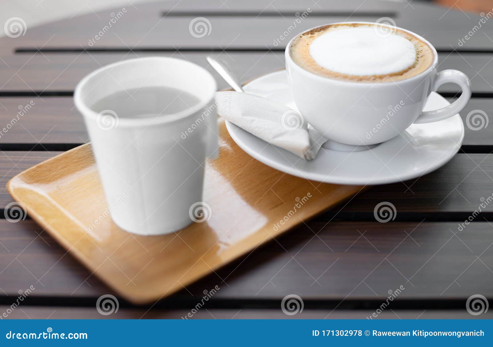 Juego De Café Capuchino Y Agua Servida En Bandeja De Madera Bebidas En  Cafetería O Restaurante Foto de archivo - Imagen de porcelana, leche:  171302978