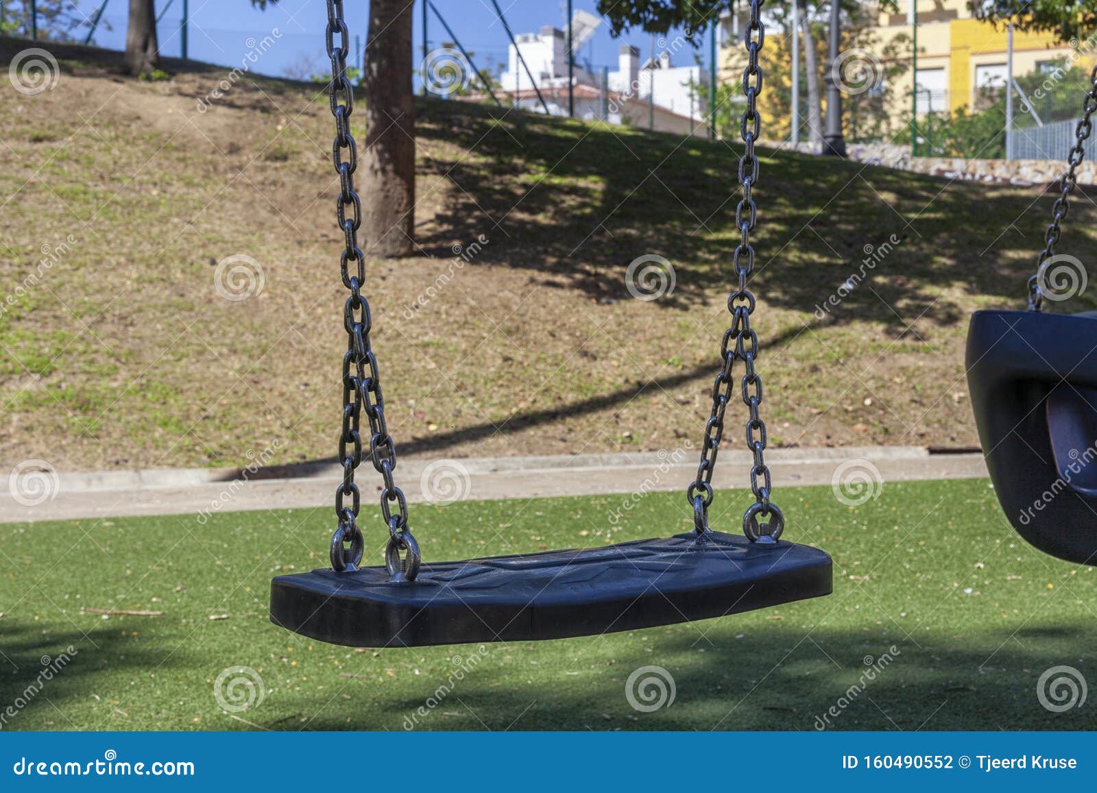 Juego De Columpios En El Moderno Parque Infantil Foto de archivo - Imagen de moderno, columpios: 160490552