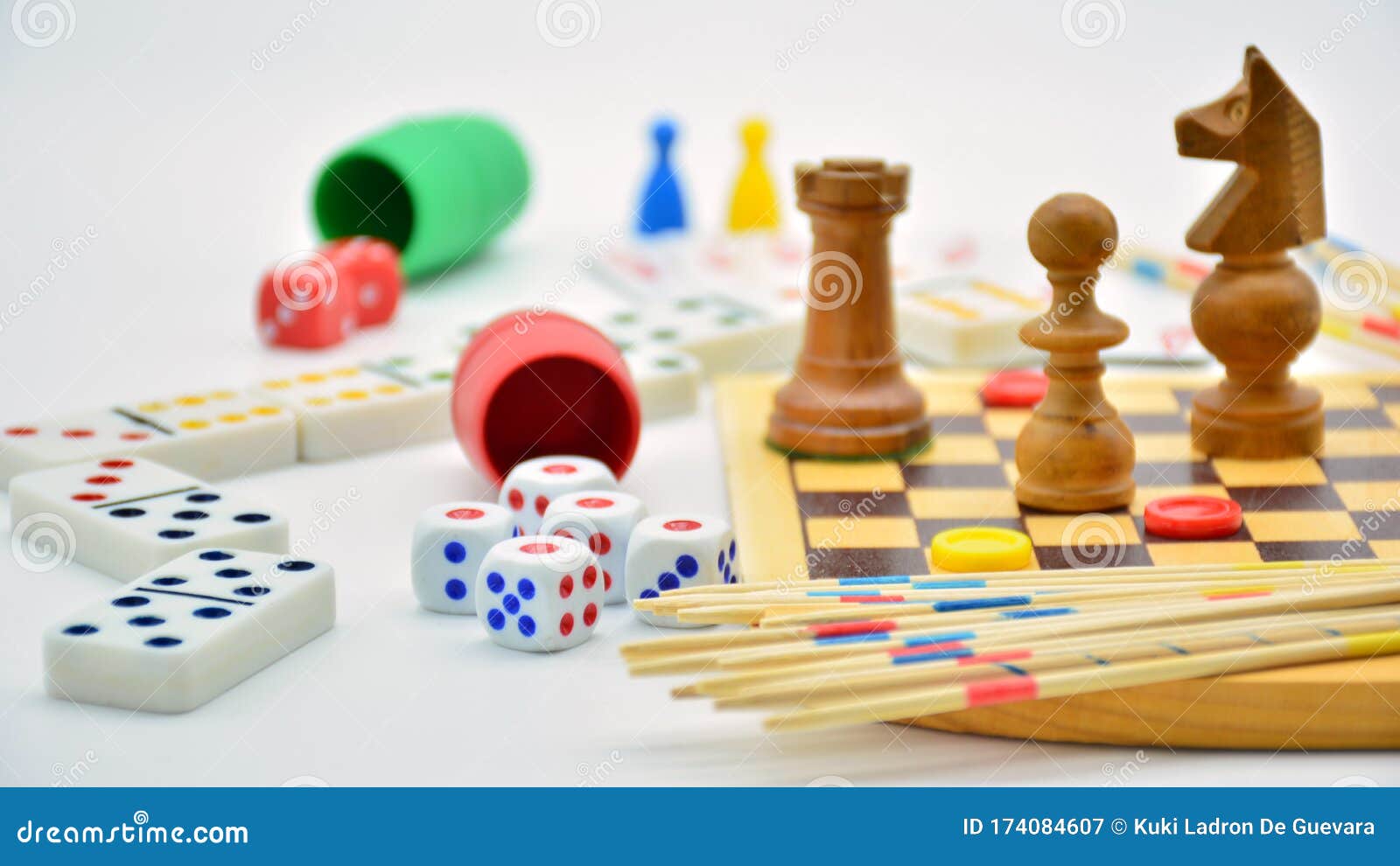 Juego de mesa de ajedrez online concepto de aplicación, juego de estrategia  Vector Imagen Vector de stock - Alamy