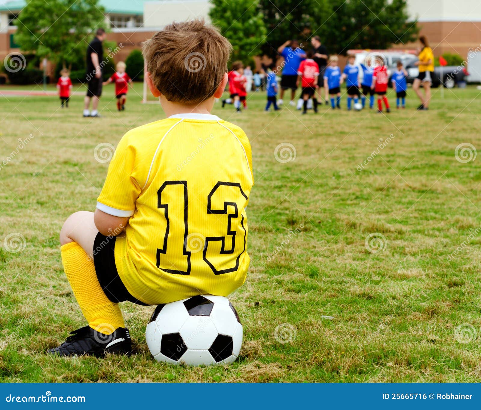 Juego De Fútbol De Observación Del Niño Foto de archivo - Imagen