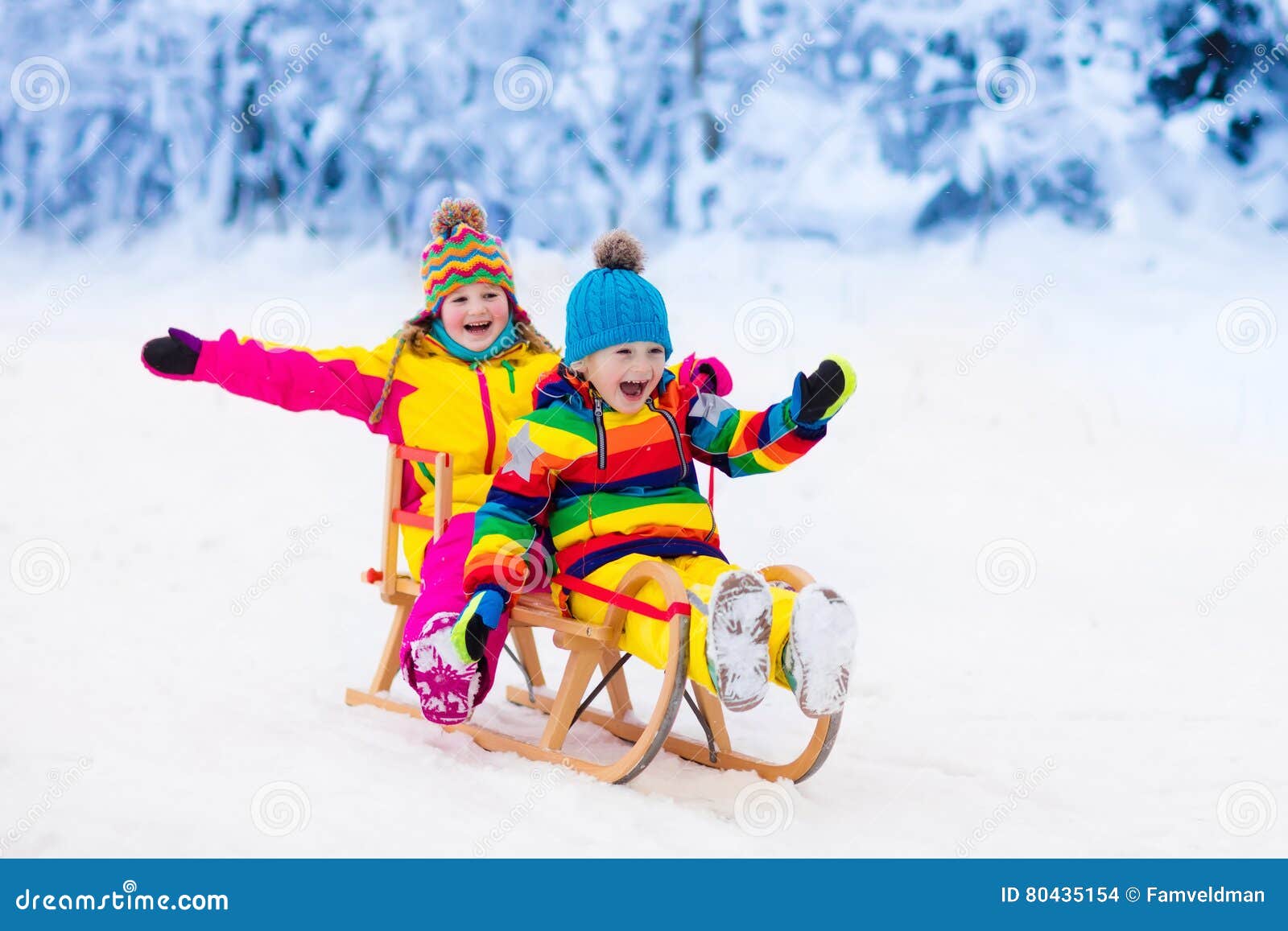 Juego De Los Niños En Nieve Paseo Del Trineo Del Invierno Para Los