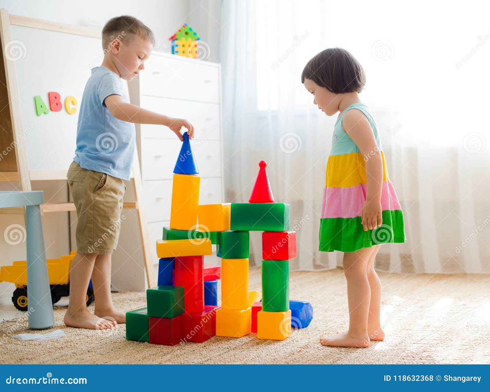 Juego De Niños Preescolar Feliz Con Los Bloques Del Juguete Foto De