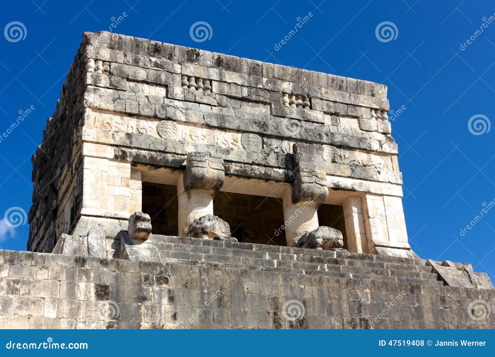 Juego de pelota de Chichen Itza. Detalle de una torre en las ruinas de Juego de Pelota (juego de pelota) en la ciudad maya de Chichen Itza, México