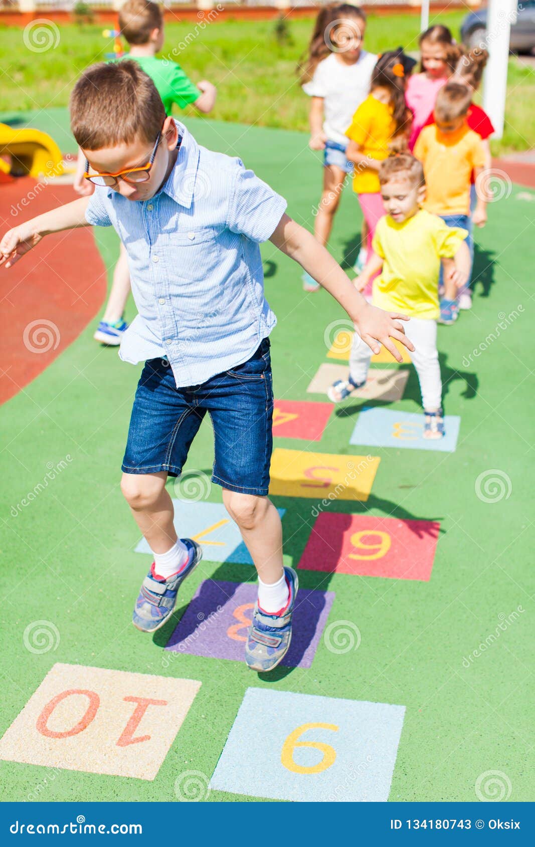 Juego Para Todos Los Niños Al Aire Libre En El Verano ...