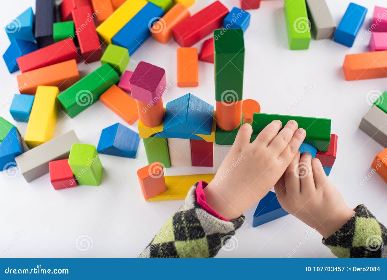 Juegos De Cuatro Años De La Muchacha En El Diseñador Juguetes De Madera, Diseñador Colorido Del ` S De Los Niños En El Fondo Blan Imagen de archivo - Imagen de diseñador,