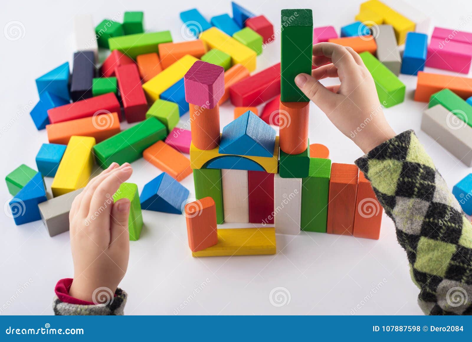 Juegos De Cuatro Años De La Muchacha En El Diseñador Juguetes De Madera, Diseñador Colorido Del ` S De Los Niños En El Fondo Blan Foto de archivo - Imagen de cuatro,