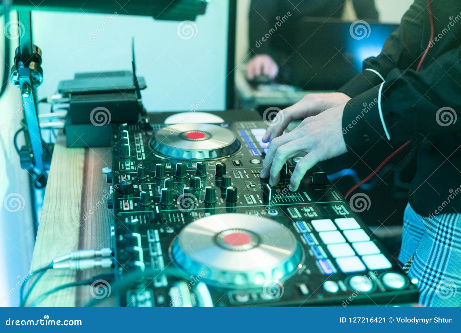 Juegos De DJ Y Música De La Mezcla En Regulador Digital Del Mezclador Regulador Del Funcionamiento Del Primer, Sistema Digi Imagen archivo - Imagen de digital, nightlife: 127216421
