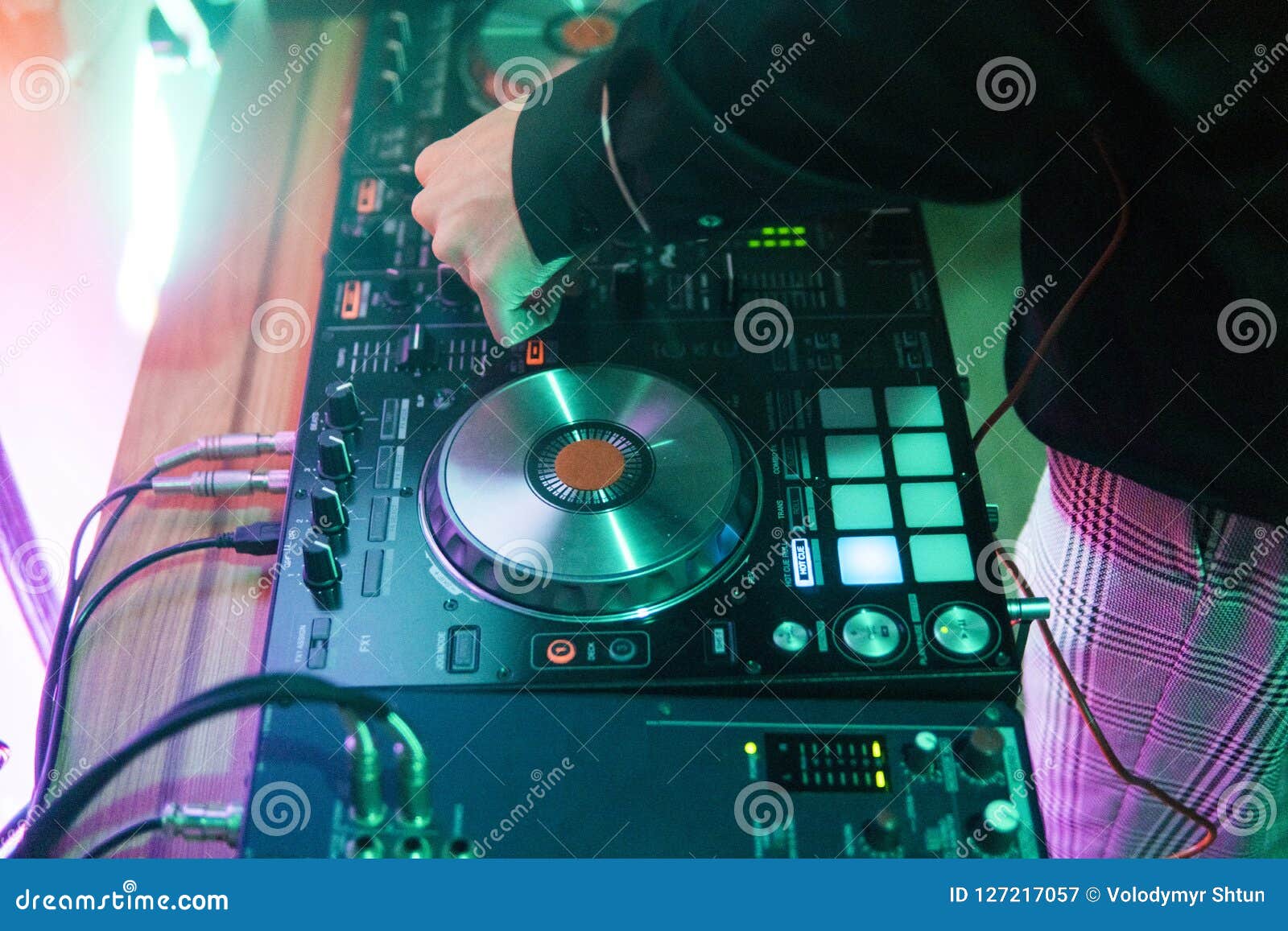Juegos De DJ Y Música De La Mezcla En Digital Del Mezclador Regulador Del Funcionamiento De DJ Del Primer, Sistema Digi Imagen archivo - Imagen jugador, noche: 127217057
