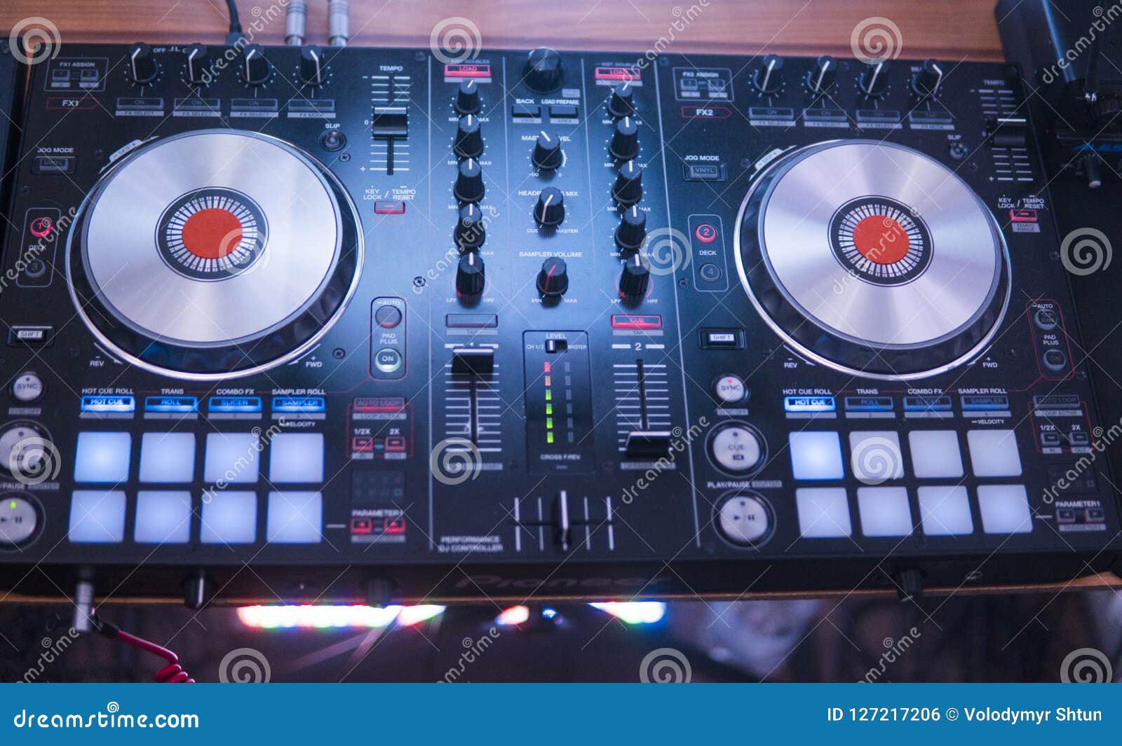 Juegos De DJ Y Música De Mezcla En Regulador Digital Del Mezclador Regulador Del Funcionamiento De Del Primer, Sistema Digi Foto de archivo - Imagen de audio, regulador: 127217206