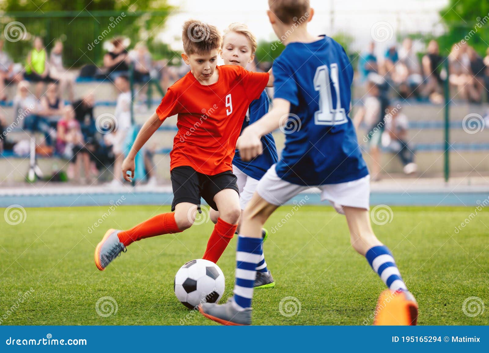 De Fútbol Para Niños. Competición Juvenil Entre Jugadores Que Corren Y Patean La Pelota De Fútbol Foto de archivo - Imagen de goteo, emparejamiento: 195165294