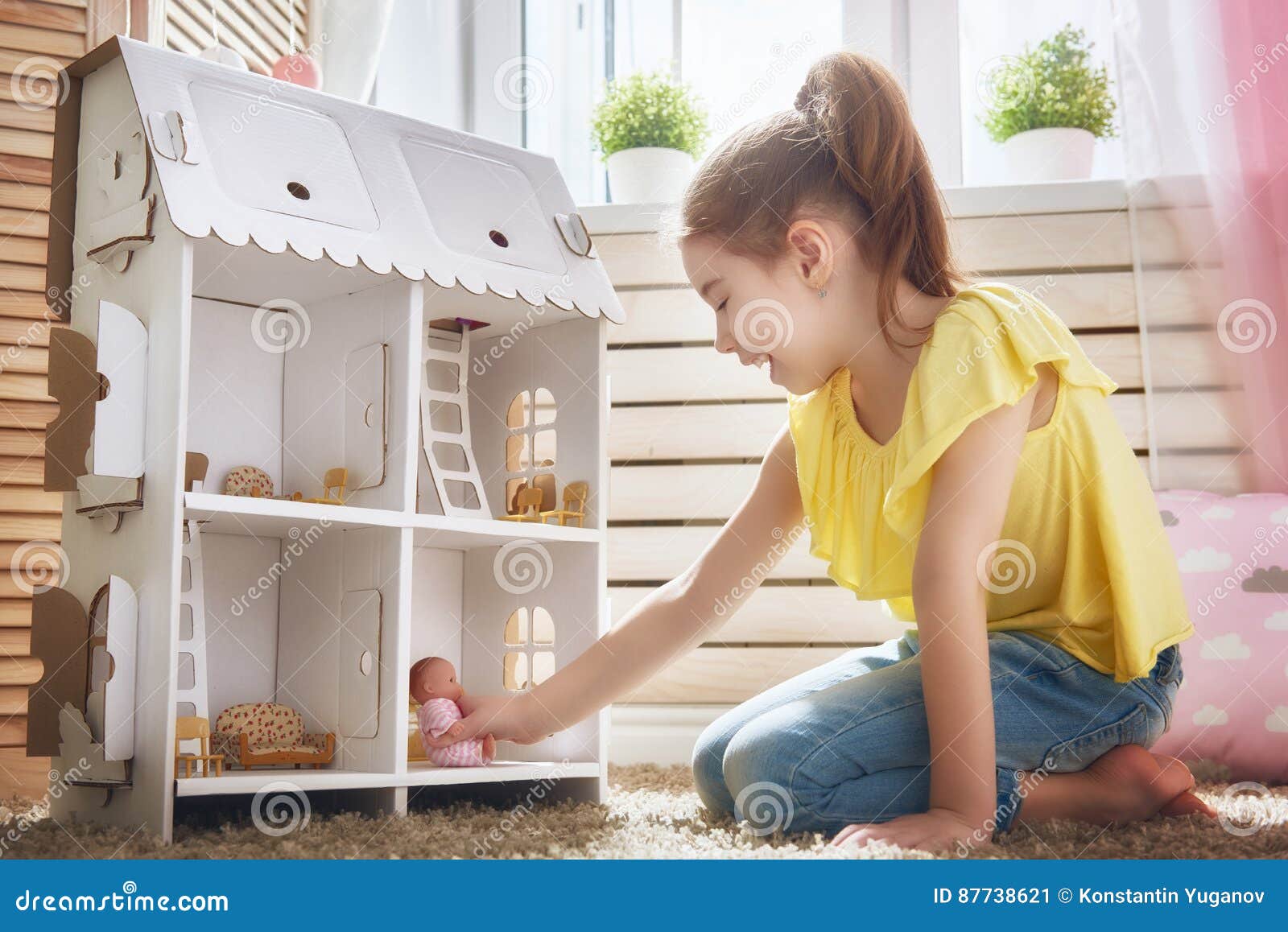 Juegos De La Muchacha Con La Casa De Muñecas Imagen de archivo - Imagen de casa, muchacha: 87738621