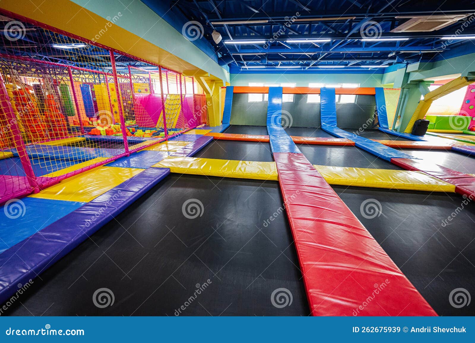 Juegos De Trampolines En El Parque De Juegos Interior Imagen de archivo