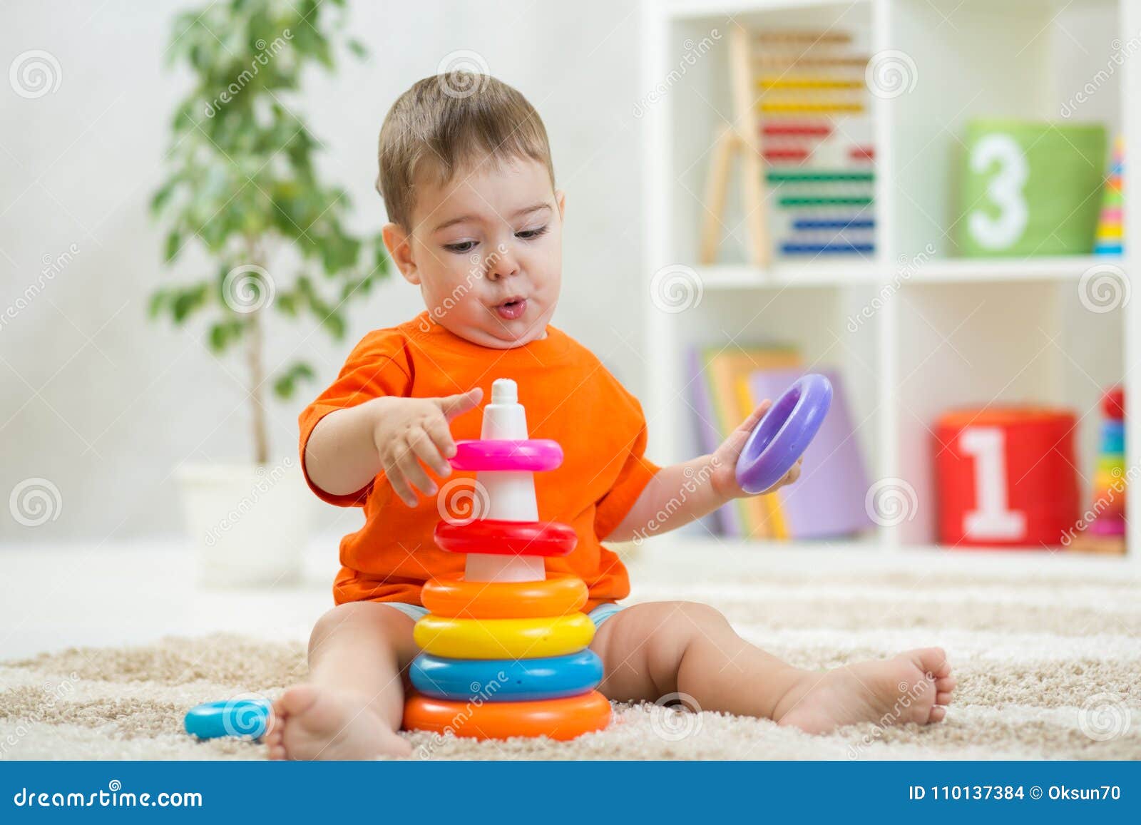 Juegos Del Bebé Que Se Sientan En Piso Juguetes Educativos Para El Preescolar Y El Niño De La Guardería Juguetes De La Pirámide D Foto de archivo - Imagen de educativos, sientan: