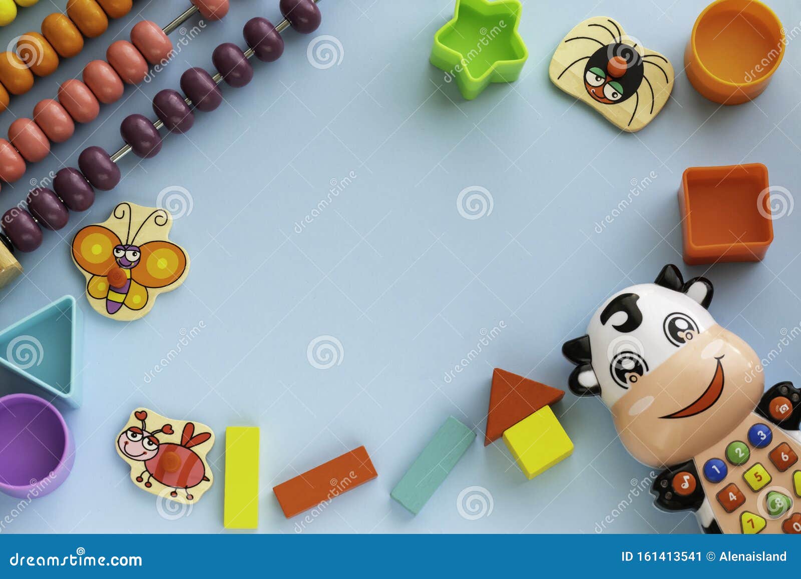 Juegos Educativos Para Niños ?, Enmarcar Juguetes Para Niños En Fondo De Papel Azul Plana, Espacio De Copia Imagen de archivo - Imagen de plana, espacio: 161413541