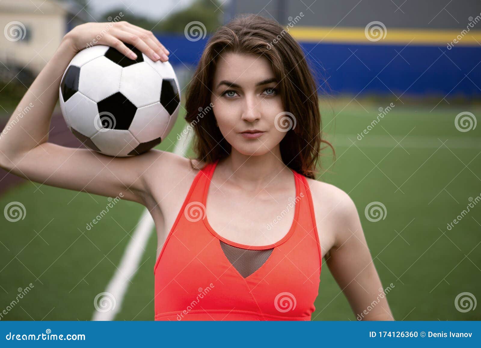 Jugador De Fútbol De Mujer En La Cima Y Pantalones Cortos En El Campo De Fútbol Foto de archivo Imagen de juego, hermoso: 174126360