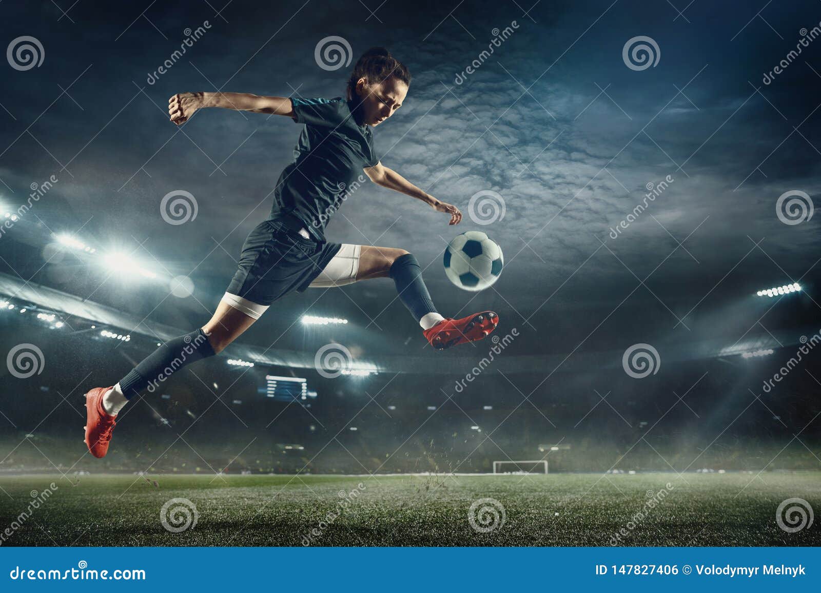 Jugador De F?tbol De Sexo Femenino Que Golpea La Bola Con El Pie En El